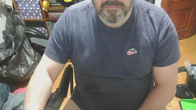 Snapshot of mikeyhotbear chatting on December 15, 2024, 5:42 pm mikeyhotbear online show from December 15, 2024, 5:42 pm