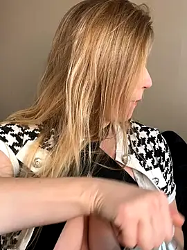 FoxyFrenchy online show from October 17, 2025, 10:18 am