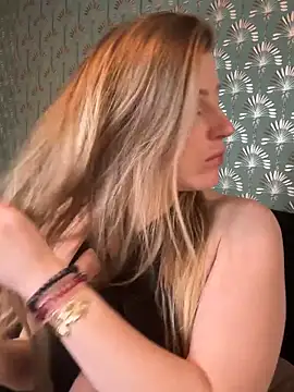 FoxyFrenchy online show from November 30, 2025, 7:18 pm