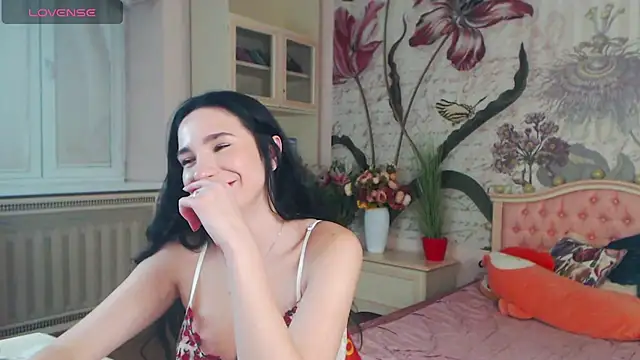 Snapshot of AliciaBow chatting on December 17, 2024, 4:00 pm AliciaBow online show from December 17, 2024, 4:00 pm