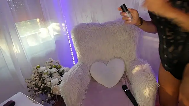ElisaBaxter online show from July 6, 2026, 3:58 am