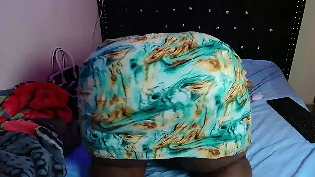 Toomuchbooty33 online show from December 16, 2025, 6:51 am