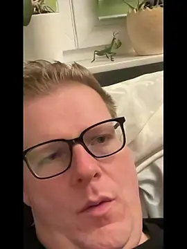 Snapshot of AnnualSunrise chatting on October 28, 2025, 8:33 pm AnnualSunrise online show from October 28, 2025, 8:33 pm