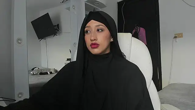 adila anich online show from October 3, 2025, 10:07 pm