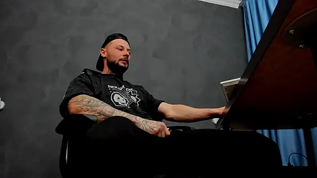 Snapshot of BrianHunts chatting on March 23, 2025, 6:16 am BrianHunts online show from March 23, 2025, 6:16 am