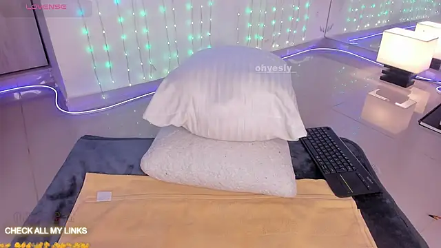 Snapshot of ohyesly_ chatting on November 6, 2025, 11:00 am ohyesly online show from November 6, 2025, 11:00 am