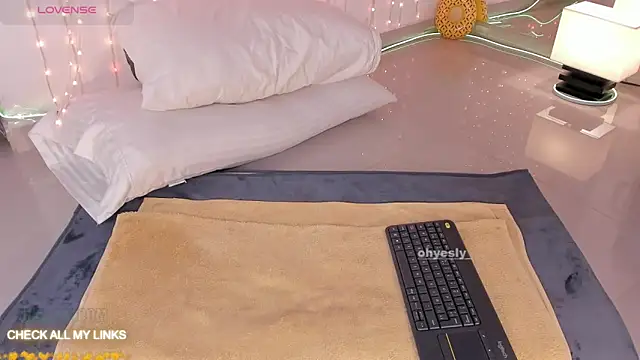 ohyesly  online show from January 6, 2026, 10:08 am