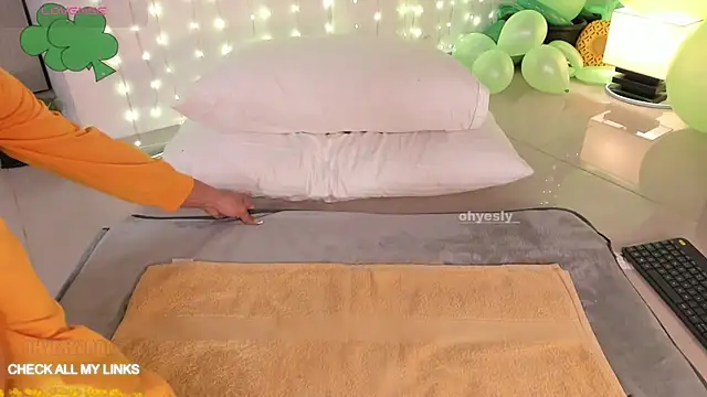 Snapshot of ohyesly_ chatting on March 7, 2026, 10:23 am ohyesly online show from March 7, 2026, 10:23 am