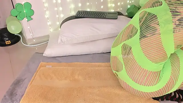 Snapshot of ohyesly_ chatting on March 9, 2026, 10:19 am ohyesly online show from March 9, 2026, 10:19 am