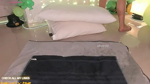 Snapshot of ohyesly_ chatting on March 13, 2026, 10:11 am ohyesly online show from March 13, 2026, 10:11 am