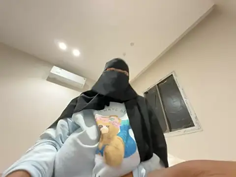 Snapshot of Submissive_Arab chatting on December 2, 2025, 2:06 am Submissive Arab online show from December 2, 2025, 2:06 am