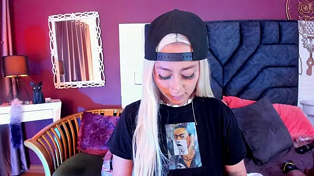 Snapshot of Mia-Bloom chatting on February 21, 2025, 7:12 am Mia-Bloom online show from February 21, 2025, 7:12 am