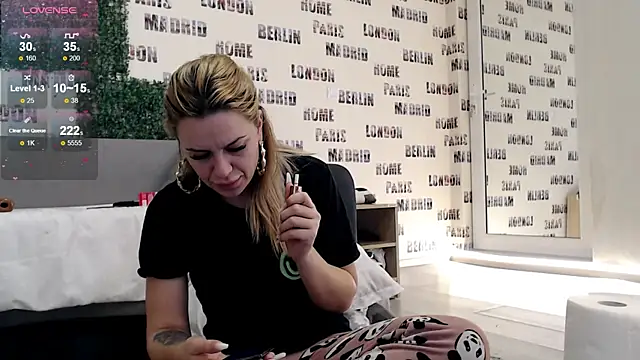 sweetdaiana23 online show from February 2, 2025, 1:45 am