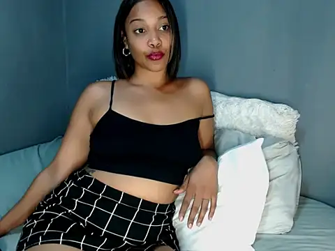 Snapshot of _MoniqueLovay_ chatting on October 12, 2025, 4:22 am  MoniqueLovay  online show from October 12, 2025, 4:22 am