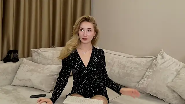 Snapshot of bella__rose chatting on September 30, 2025, 7:13 am bella  rose online show from September 30, 2025, 7:13 am