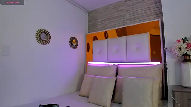 ShaniaBrownn online show from December 21, 2024, 7:49 pm