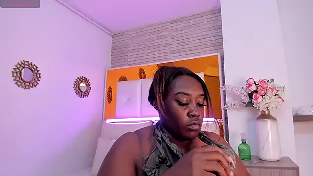 ShaniaBrownn online show from March 20, 2025, 8:08 pm