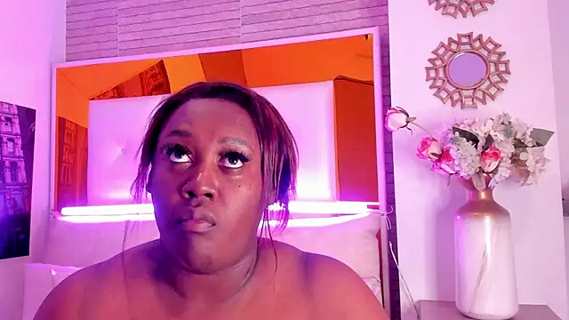 ShaniaBrownn online show from October 7, 2025, 7:55 pm