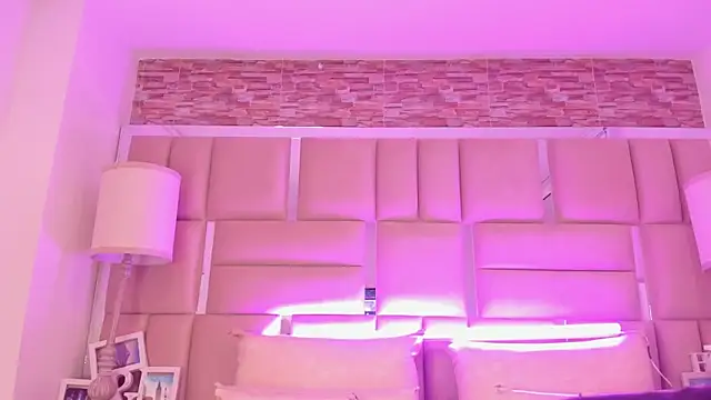 ShaniaBrownn online show from May 12, 2026, 7:33 pm