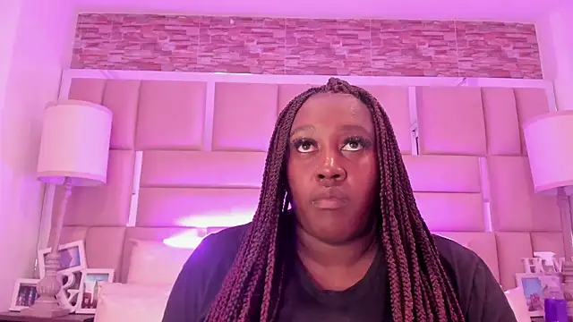 ShaniaBrownn online show from May 13, 2026, 7:33 pm