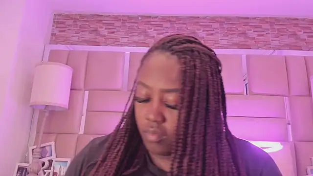 ShaniaBrownn online show from June 17, 2026, 7:37 pm
