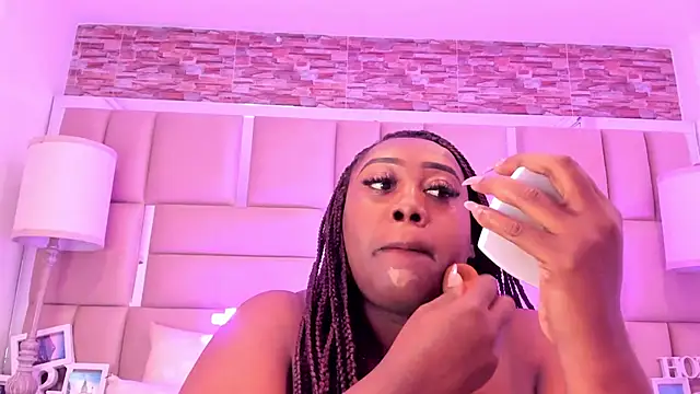 ShaniaBrownn online show from June 18, 2026, 8:13 pm