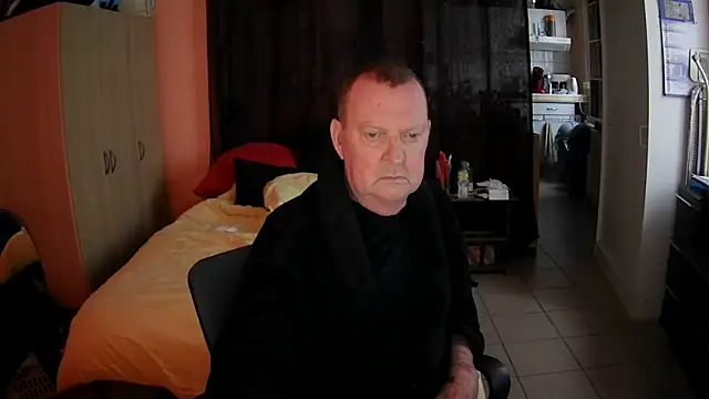 passifsoumis1963 online show from November 11, 2025, 8:14 am