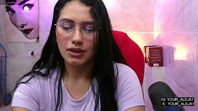 Snapshot of LauraRuiz1 chatting on May 15, 2026, 11:23 pm LauraRuiz1 online show from May 15, 2026, 11:23 pm