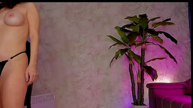Snapshot of Emma7 chatting on February 17, 2025, 2:53 am Emma7 online show from February 17, 2025, 2:53 am