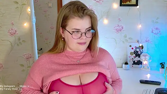 Snapshot of sinnamon_ chatting on November 7, 2025, 4:18 pm sinnamon online show from November 7, 2025, 4:18 pm