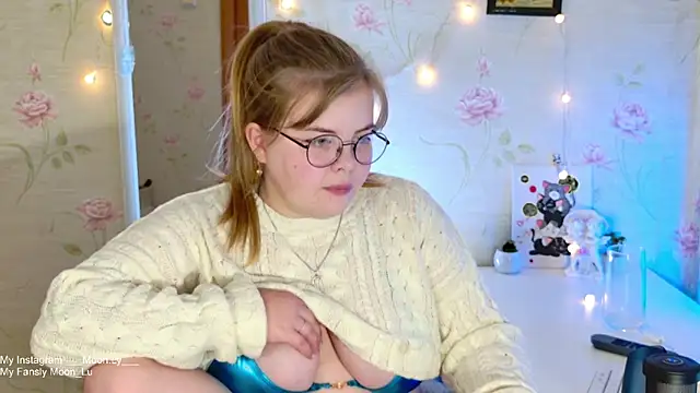 Snapshot of sinnamon_ chatting on November 10, 2025, 5:12 pm sinnamon online show from November 10, 2025, 5:12 pm