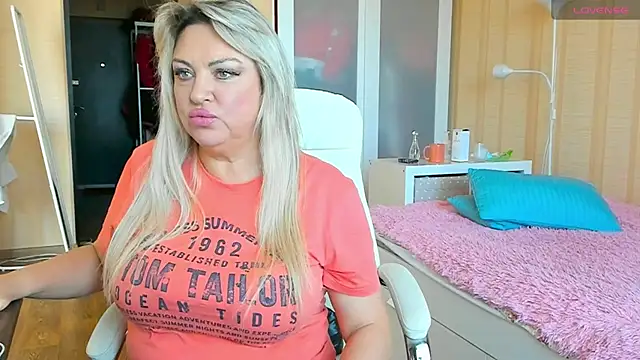 Snapshot of PamHardFuck chatting on September 25, 2025, 10:19 am PamHardFuck online show from September 25, 2025, 10:19 am