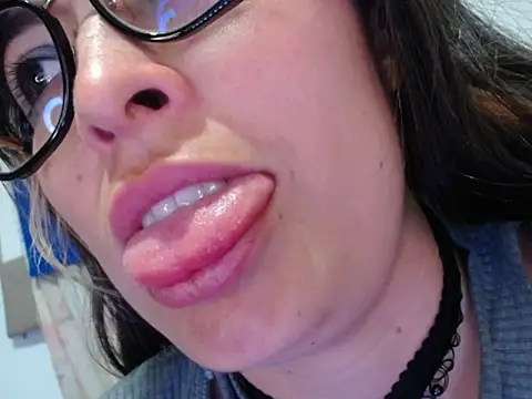 Alexandrasaenz online show from July 4, 2026, 11:33 pm