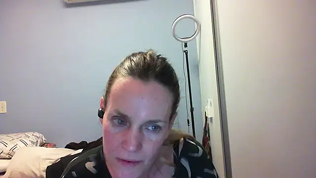 Snapshot of Annylove1 chatting on November 3, 2025, 12:24 am Annylove1 online show from November 3, 2025, 12:24 am