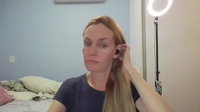 Annylove1 online show from May 1, 2026, 12:21 pm