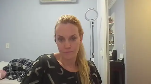 Annylove1 online show from May 4, 2026, 12:06 am