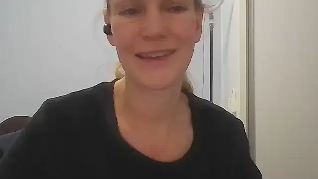 Annylove1 online show from May 27, 2026, 12:40 am
