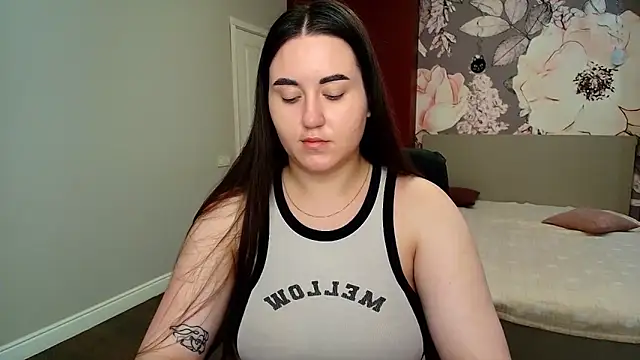 Roxie Bradley online show from June 16, 2026, 5:43 am