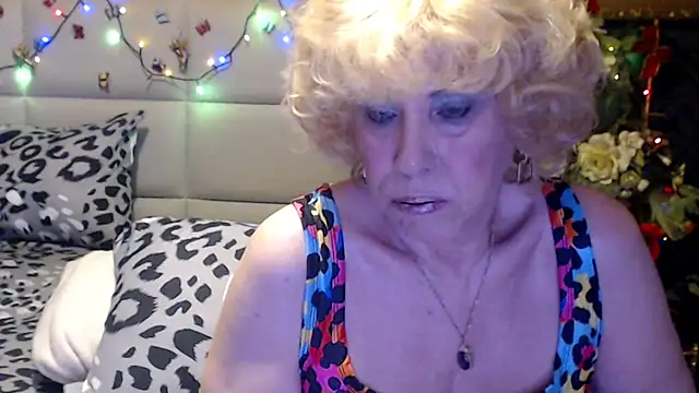 HappyWomanOn online show from April 25, 2026, 6:16 pm