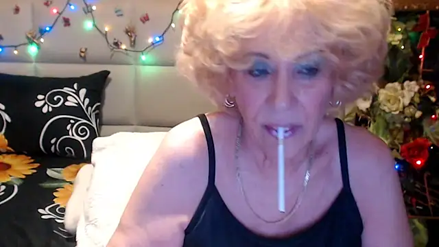 Snapshot of HappyWomanOn chatting on May 17, 2026, 9:06 am HappyWomanOn online show from May 17, 2026, 9:06 am