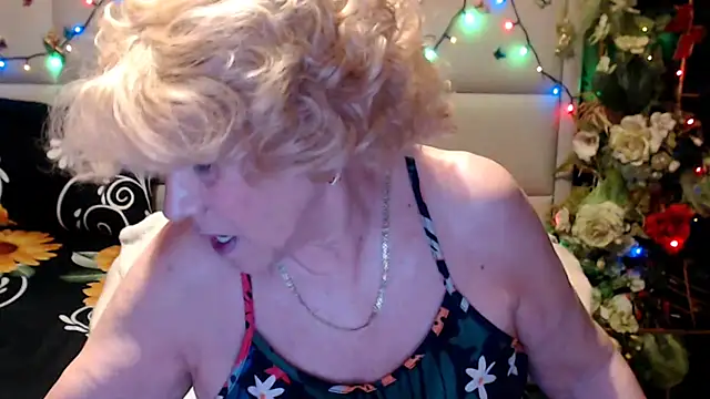 Snapshot of HappyWomanOn chatting on May 19, 2026, 9:15 am HappyWomanOn online show from May 19, 2026, 9:15 am