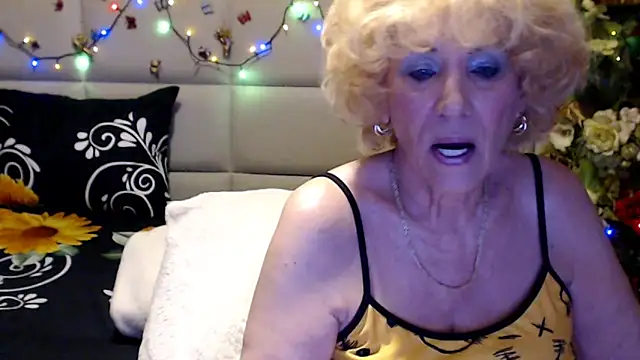 Snapshot of HappyWomanOn chatting on May 21, 2026, 6:31 am HappyWomanOn online show from May 21, 2026, 6:31 am