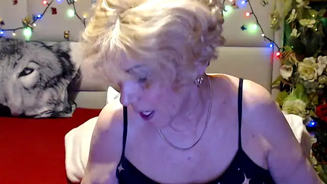 Snapshot of HappyWomanOn chatting on May 27, 2026, 9:17 am HappyWomanOn online show from May 27, 2026, 9:17 am