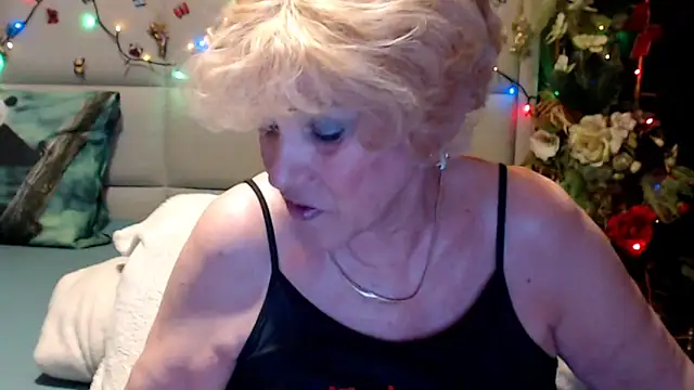 Snapshot of HappyWomanOn chatting on June 3, 2026, 8:39 am HappyWomanOn online show from June 3, 2026, 8:39 am