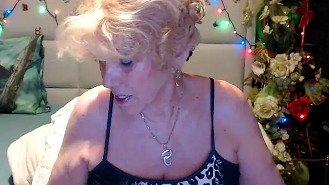 Snapshot of HappyWomanOn chatting on June 3, 2026, 6:13 pm HappyWomanOn online show from June 3, 2026, 6:13 pm