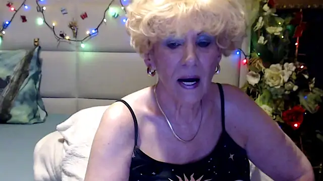 Snapshot of HappyWomanOn chatting on June 5, 2026, 8:20 am HappyWomanOn online show from June 5, 2026, 8:20 am