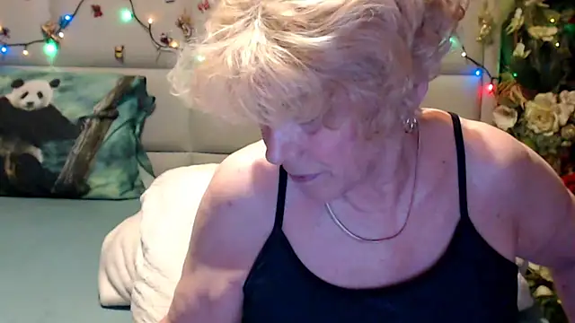 Snapshot of HappyWomanOn chatting on June 6, 2026, 9:03 am HappyWomanOn online show from June 6, 2026, 9:03 am
