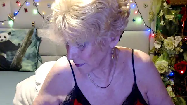 Snapshot of HappyWomanOn chatting on June 7, 2026, 9:35 am HappyWomanOn online show from June 7, 2026, 9:35 am