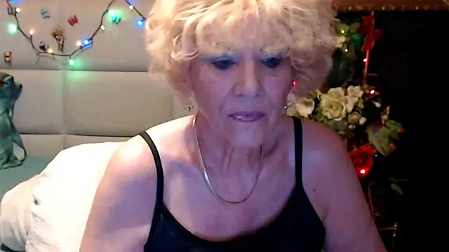 Snapshot of HappyWomanOn chatting on June 10, 2026, 9:52 am HappyWomanOn online show from June 10, 2026, 9:52 am