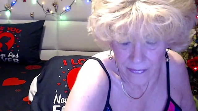 Snapshot of HappyWomanOn chatting on June 12, 2026, 6:40 pm HappyWomanOn online show from June 12, 2026, 6:40 pm